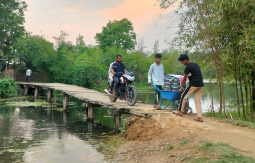 ৫৫ বছরেও সেতু হয়নি, ভাঙা তক্তায় ঝুঁকিপূর্ণ জীবন