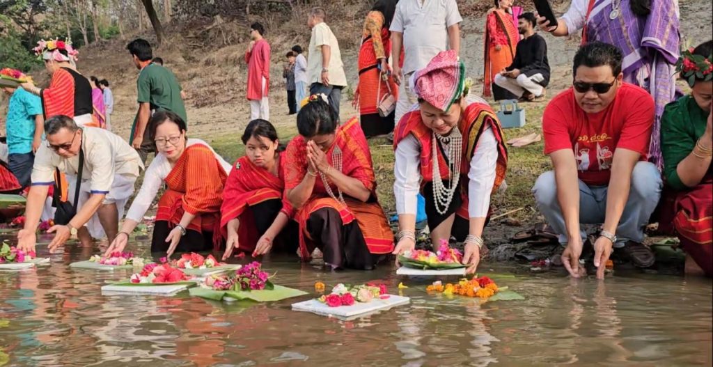 সাঙ্গু নদীতে ফুল ভাসিয়ে বিজু ও বিষু উৎসব শুরু