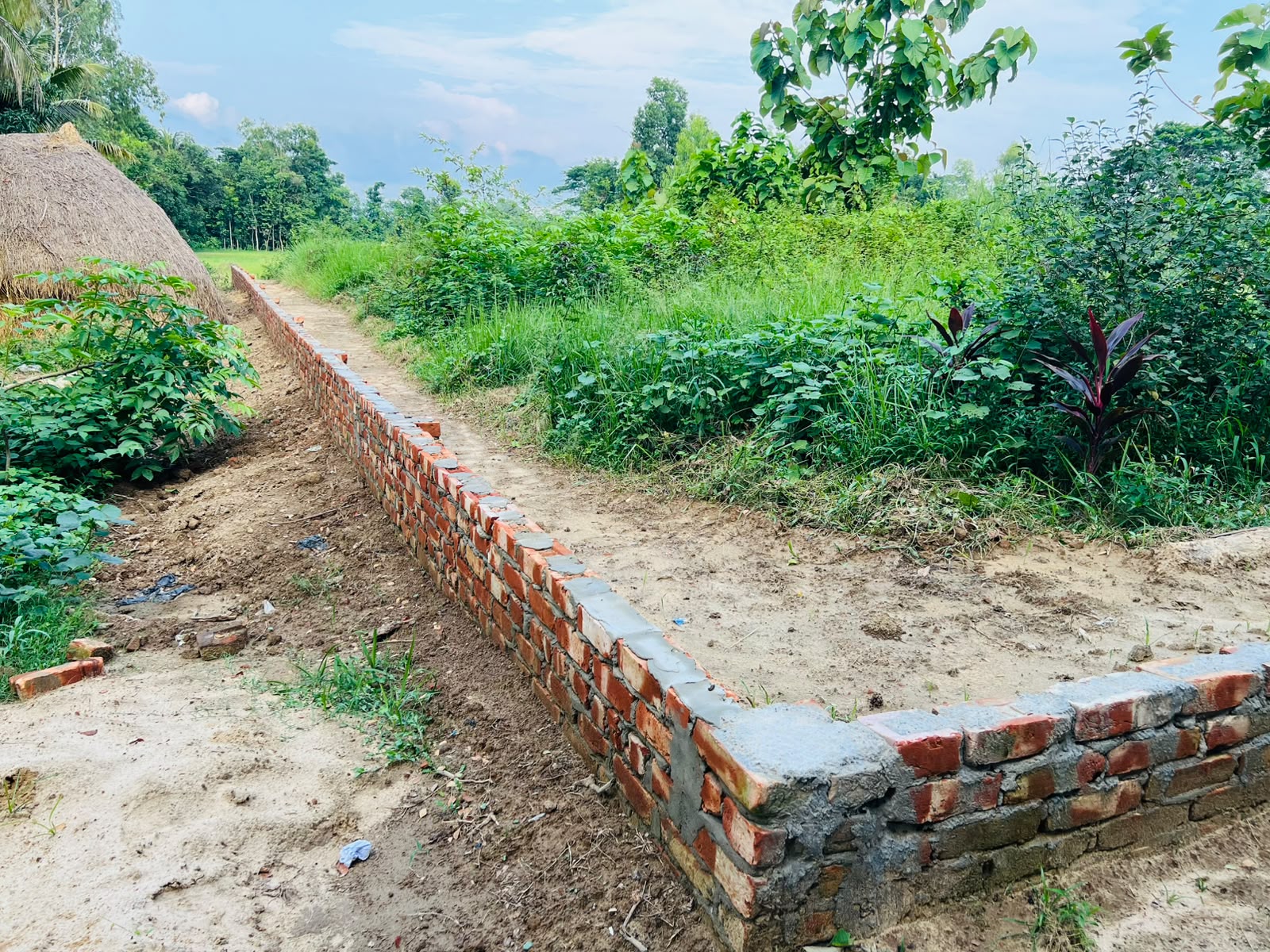 লোহাগাড়ায় কবরস্থান বিভাজনের অভিযোগ