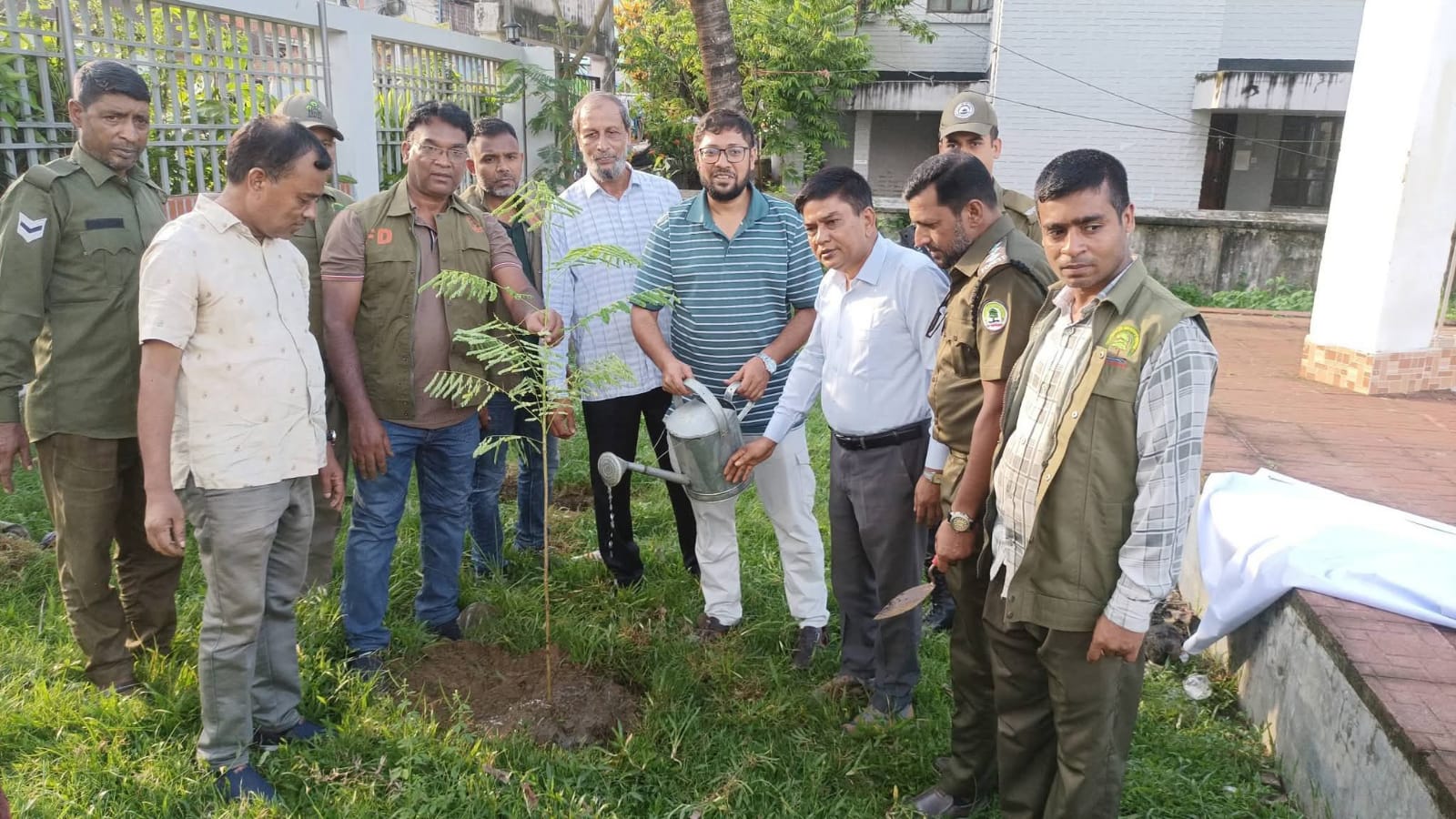 লামায় উপজেলা প্রশাসন ও বন বিভাগের বৃক্ষরোপণ উদ্বোধন